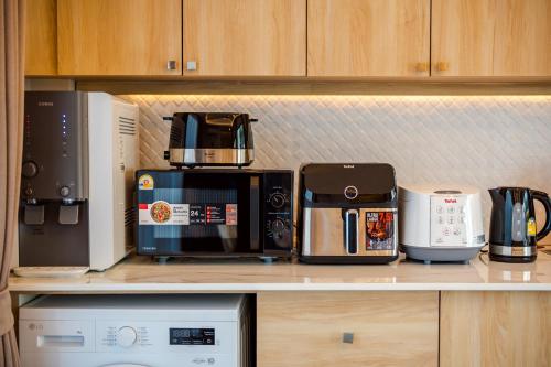 een plank met koffiezetapparaten en apparaten erop bij BL Pool Villa in Ban Hup Kaphong