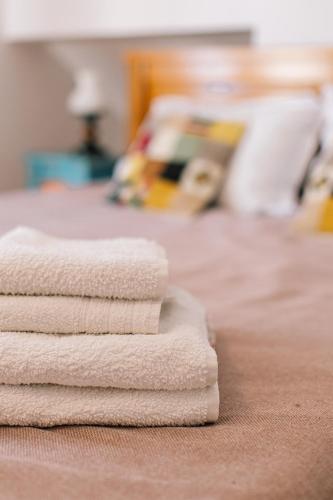 three white towels sitting on top of a bed at Pensiunea Tania-Nora in Alexandru cel Bun 