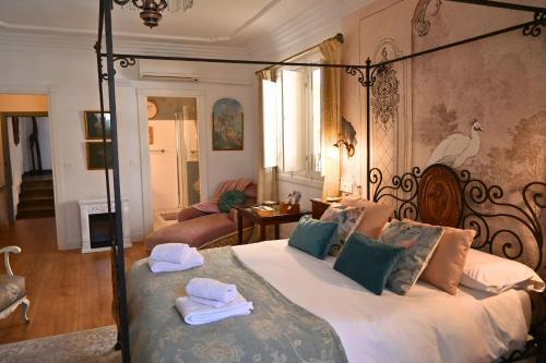 a bedroom with a large bed with towels on it at La Casa de los Coy in Mula