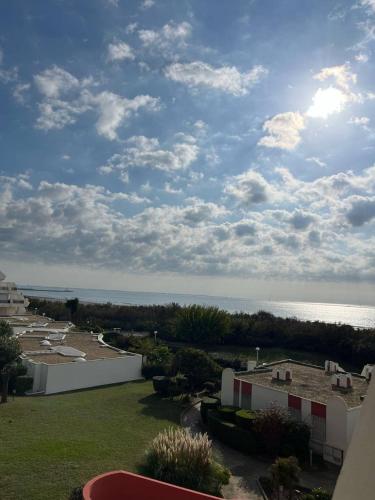 une vue sur l'océan depuis une maison dans l'établissement Au couchant logement pour 4 personnes N70, à La Grande Motte