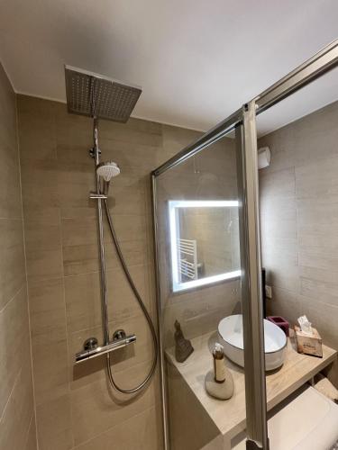 une salle de bain avec une douche avec des toilettes et un lavabo dans l'établissement Chambre chez l'habitant, au pied de la plage, piscine et vue océan, à Bidart