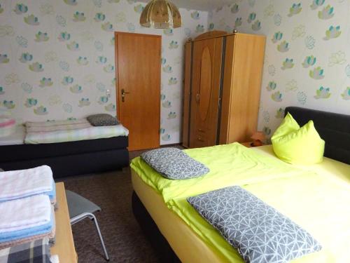 a small bedroom with a bed and a cabinet at Ferienwohnung Pfanne in Großkoschen