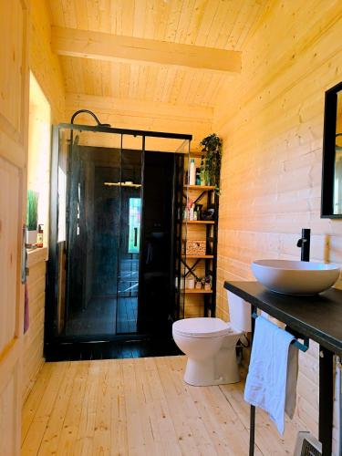 Et badeværelse på Cabaña de madera Mar y Madera, playa de las catedrales