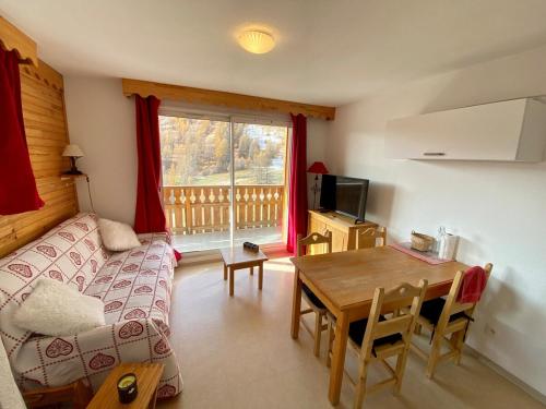un salon avec un canapé et une table dans l'établissement T2 view, skiing, summer pool Balcons du Soleil, à Allos