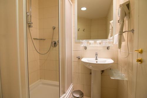 A bathroom at Hotel Blue Star