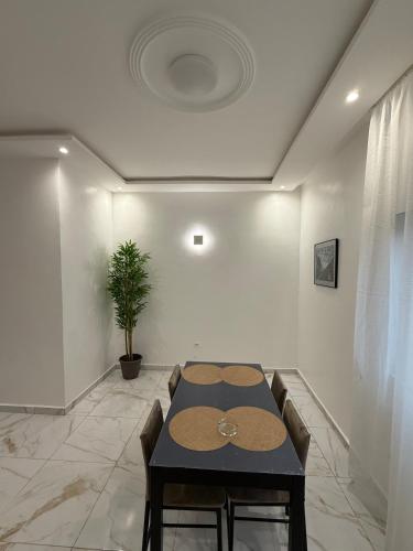 a dining room with a table and chairs in a room at Ibis Apartment in Kika