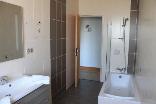 une salle de bain avec une baignoire, un lavabo et une douche dans l'établissement Villa Belle Pierre en Corrèze, à La Celle-sous-Gouzon