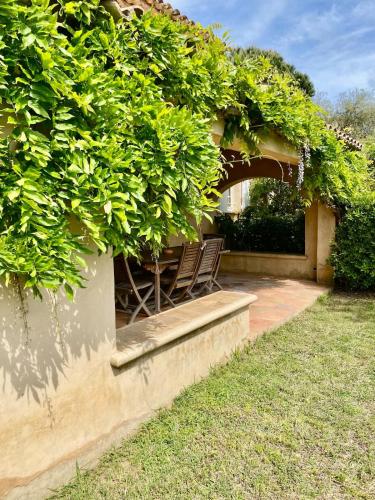 Photo de la galerie de l'établissement Villa with pool and air conditioning, à Sainte-Maxime