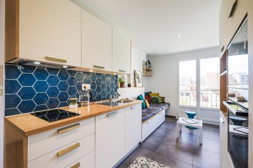 Una cocina o cocineta en La coloc' Smart & Cosy - 4 chambres différentes et privatives sont disponible dans ce T4 de 80m2 en colocation - Jusqu'à 2 personnes par chambre - 1 lit double par chambre