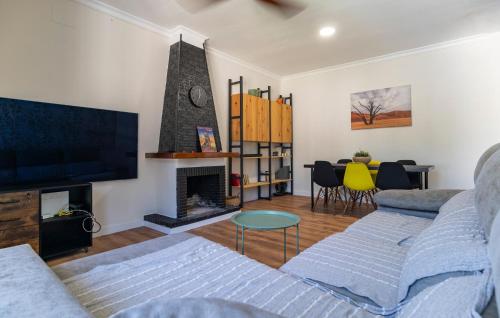 Μια τηλεόραση ή/και κέντρο ψυχαγωγίας στο Lovely Home In Chiclana De La Fronter