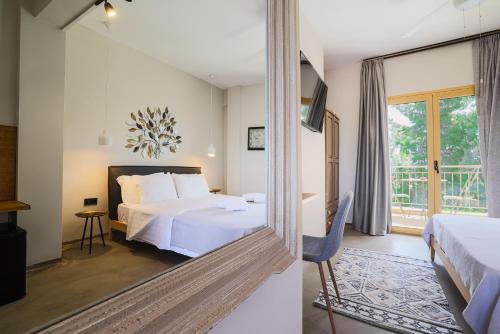 Postel nebo postele na pokoji v ubytování Pefkon Suites