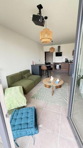 un salon avec un canapé et une table dans l'établissement Le Petit Bamboo - Metz, à Metz