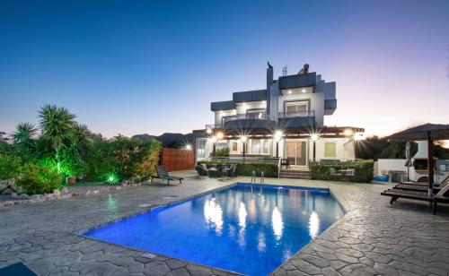 een huis met een zwembad voor een huis bij Villa Di Georgia in Afantou