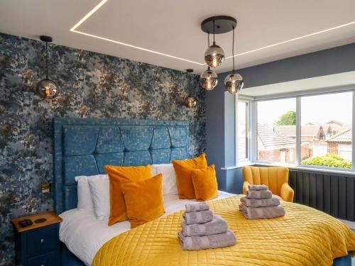 Un dormitorio con una cama con dos toallas encima. en 12 Hunley Avenue, en Saltburn-by-the-Sea