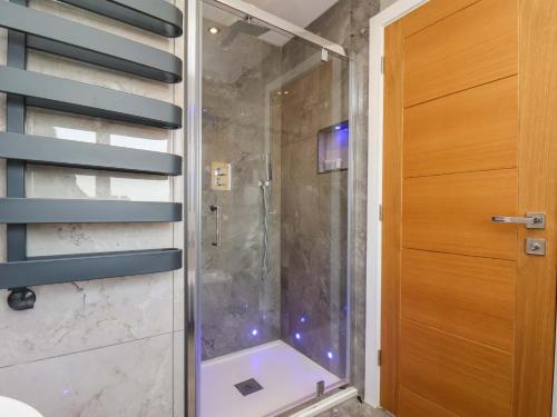 Un baño con ducha con puerta de cristal. en 12 Hunley Avenue, en Saltburn-by-the-Sea