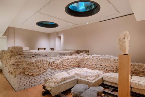 a museum room with a statue on the wall at NH Collection Palazzo Verona in Verona