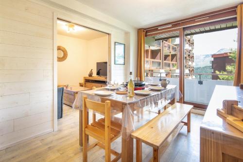 une salle à manger avec une table et des chaises dans l'établissement Sirius - Au coeur de la station de ski Le Corbier, à Villarembert