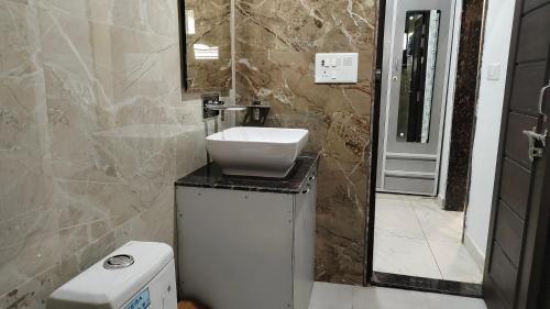Ένα μπάνιο στο Mansa Apartments by UV Stays