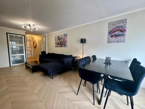 un salon avec une table et un canapé dans l'établissement Le Suquetan By SCLS Locations, à Cannes