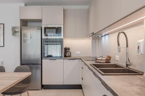 Η κουζίνα ή μικρή κουζίνα στο Aether group villas