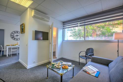 un salon avec un canapé et une table dans l'établissement Castel du Port - Happy Rentals, à Saint-Laurent-du-Var