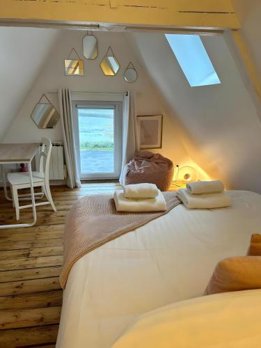 - une chambre avec un lit, une fenêtre et un bureau dans l'établissement La Maison Du Phare, à Plérin