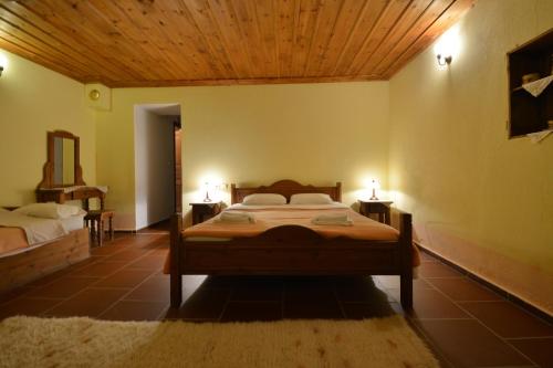 Ένα ή περισσότερα κρεβάτια σε δωμάτιο στο MILOS Guesthouse - Prespa