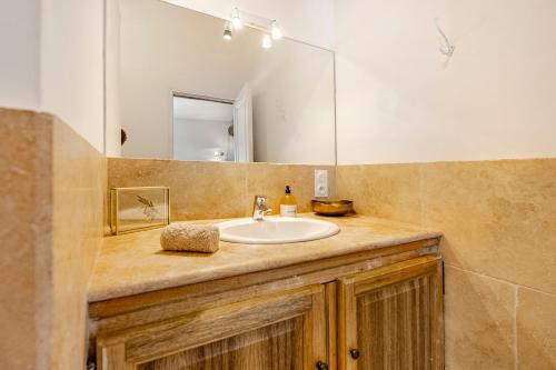 Ένα μπάνιο στο Gite dans un Mas Provençal avec Jacuzzi