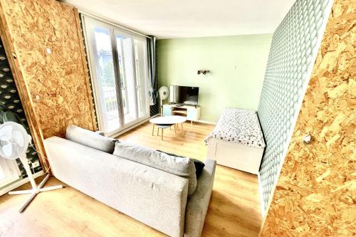 un salon avec un canapé et une table dans l'établissement Spacious apartment - near park, à Montpellier