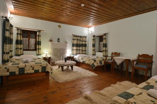 Ένα ή περισσότερα κρεβάτια σε δωμάτιο στο MILOS Guesthouse - Prespa