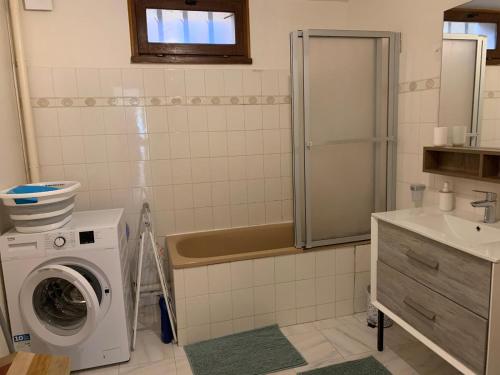 une salle de bain avec une machine à laver et un lavabo dans l'établissement Villa de la cote bleue, à Carry-le-Rouet