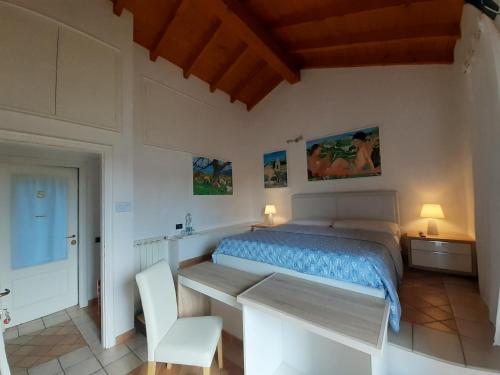 A bed or beds in a room at B&B Villa Bucceri