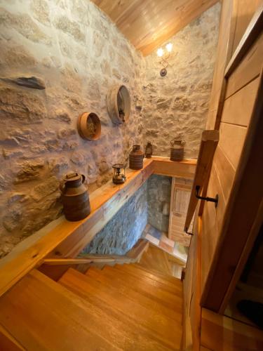 Cette chambre dispose de murs en pierre et d'une douche à l'italienne. dans l'établissement La Borie Maisonnette de Charme en Pierres 80m2, à Chenereilles