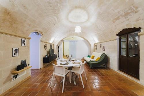 a living room with a table and a couch at Dimora Castelvecchio-Sassi Di Matera in Matera