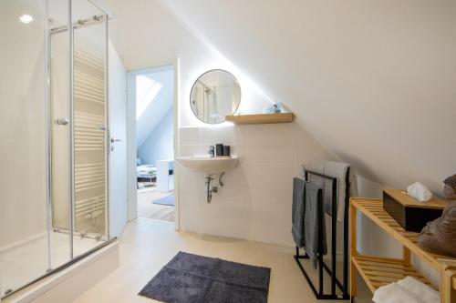a bathroom with a sink and a mirror at Kleiner Glücksort in Gillenfeld