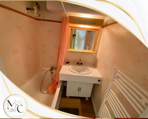 La petite salle de bains est pourvue d'un lavabo et d'une baignoire. dans l'établissement Studio on slopes, sled sleigh 5 peoples Ours 1, à Allos