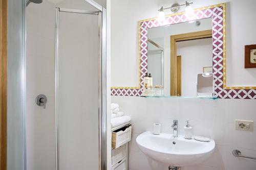 a bathroom with a sink and a mirror at Villa PoliFlora in Monticchiello