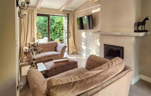 Televisyen dan/atau pusat hiburan di Cozy Home In Lubin With Sauna