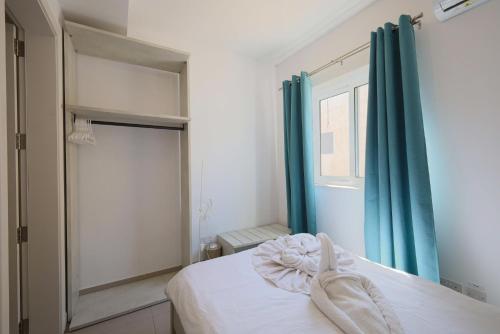 Spacious & Central 3BD Apartment with Front Balcony - Close to Sliema, St Julians, Vallettaにあるベッド