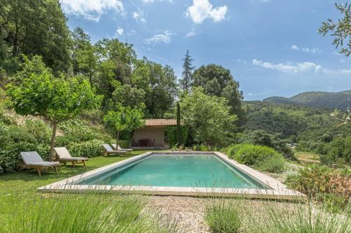 - une piscine dans le jardin d'une villa dans l'établissement La Belle échappée holiday rental with pool in Menerbes, à Ménerbes