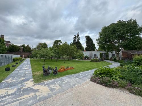 a garden with vases in the middle of a yard at B&B Maria Hart in Weert
