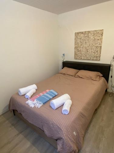 une chambre avec un lit avec deux oreillers dessus dans l'établissement Studio avec terrasse privative, à Marseille