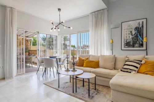 Posedenie v ubytovaní Stunning townhouse with pool in Riviera del Sol by Costarentals - Ref 199