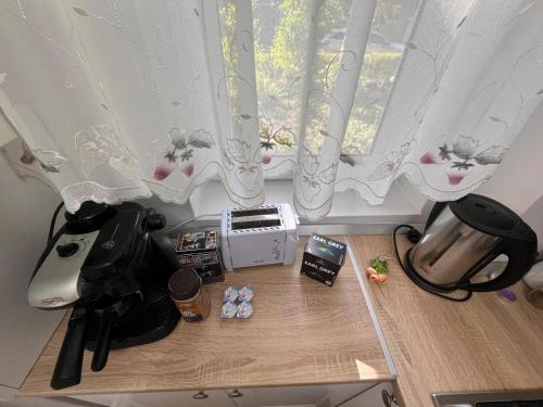 アラドにあるAlice Apartmentのミシンと窓のあるテーブル