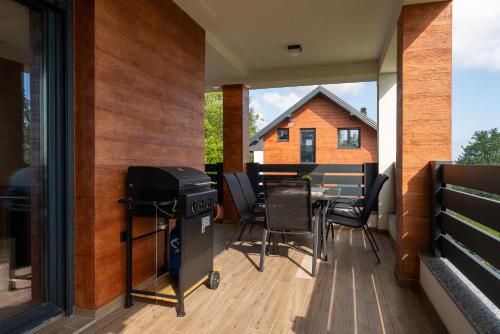 a screened in porch with a table and chairs at Vision apartmani Goč in Goč