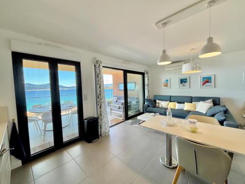 un salon avec un canapé et une table dans l'établissement Appartement 26 les terrasses de l'isolella Porticcio, à Porticcio