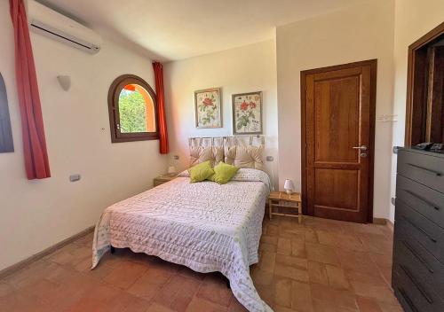 a bedroom with a bed with green pillows on it at Casa Katia, Giuliana & Nami in Lacona