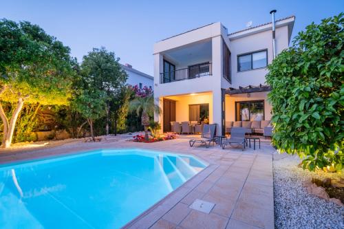 Villa Pontus - stunning views & privacy in beautiful garden with pool & hot tub