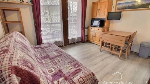 un salon avec un canapé et un bureau dans l'établissement Studio Contamines-Montjoie, aux Contamines-Montjoie