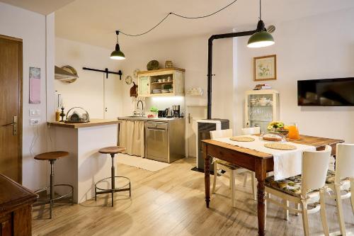 a kitchen and dining room with a table and chairs at Villa PoliFlora in Monticchiello